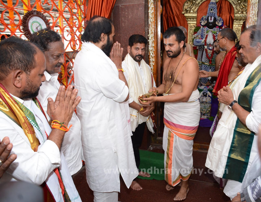 యాదాద్రి, భద్రాచలంలో సీఎం పూజలు  