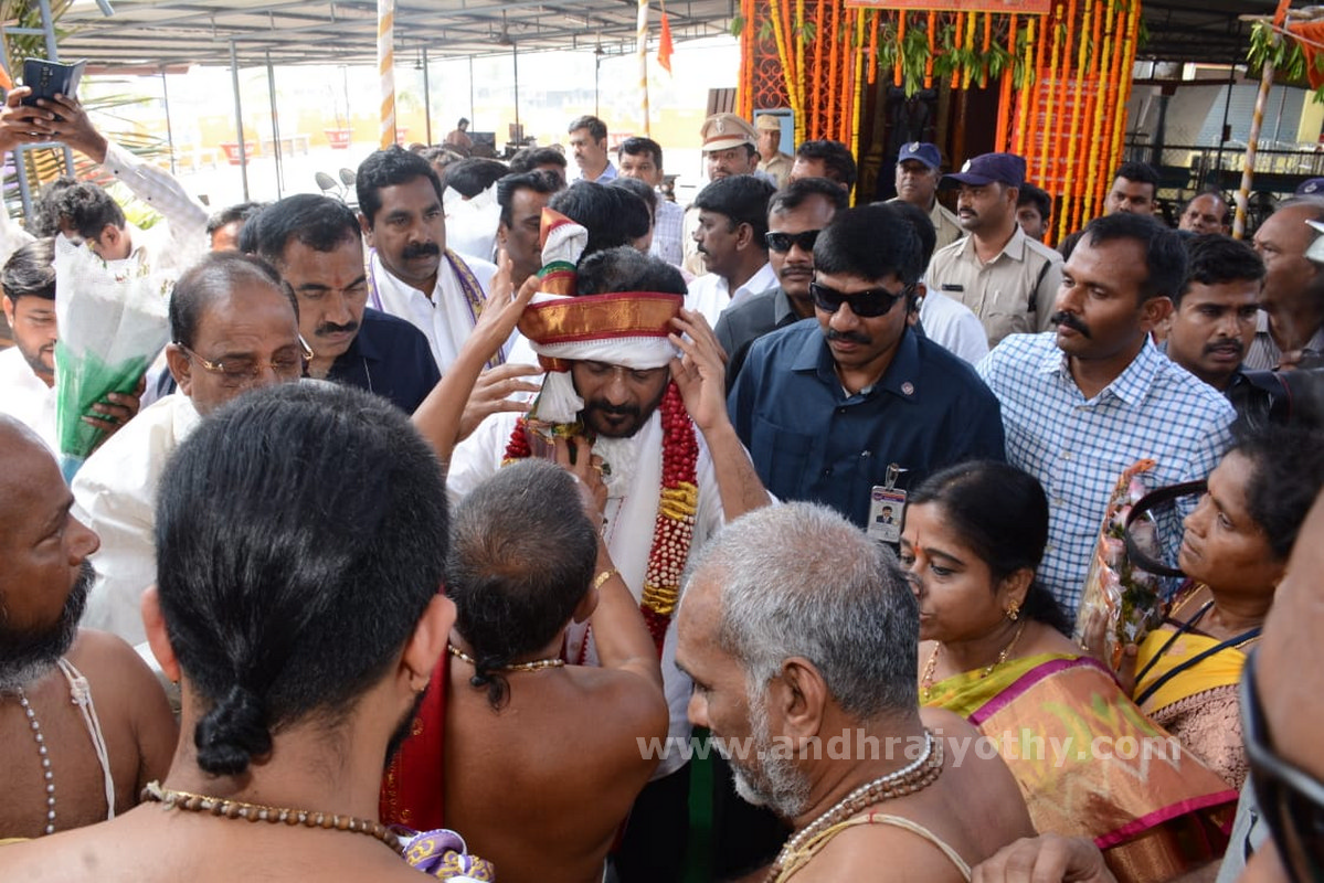 యాదాద్రి, భద్రాచలంలో సీఎం పూజలు  