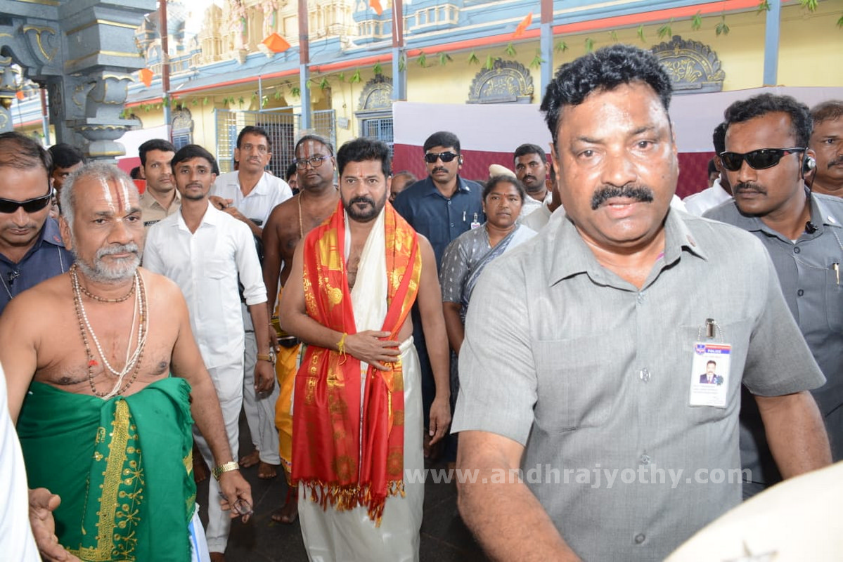 యాదాద్రి, భద్రాచలంలో సీఎం పూజలు  
