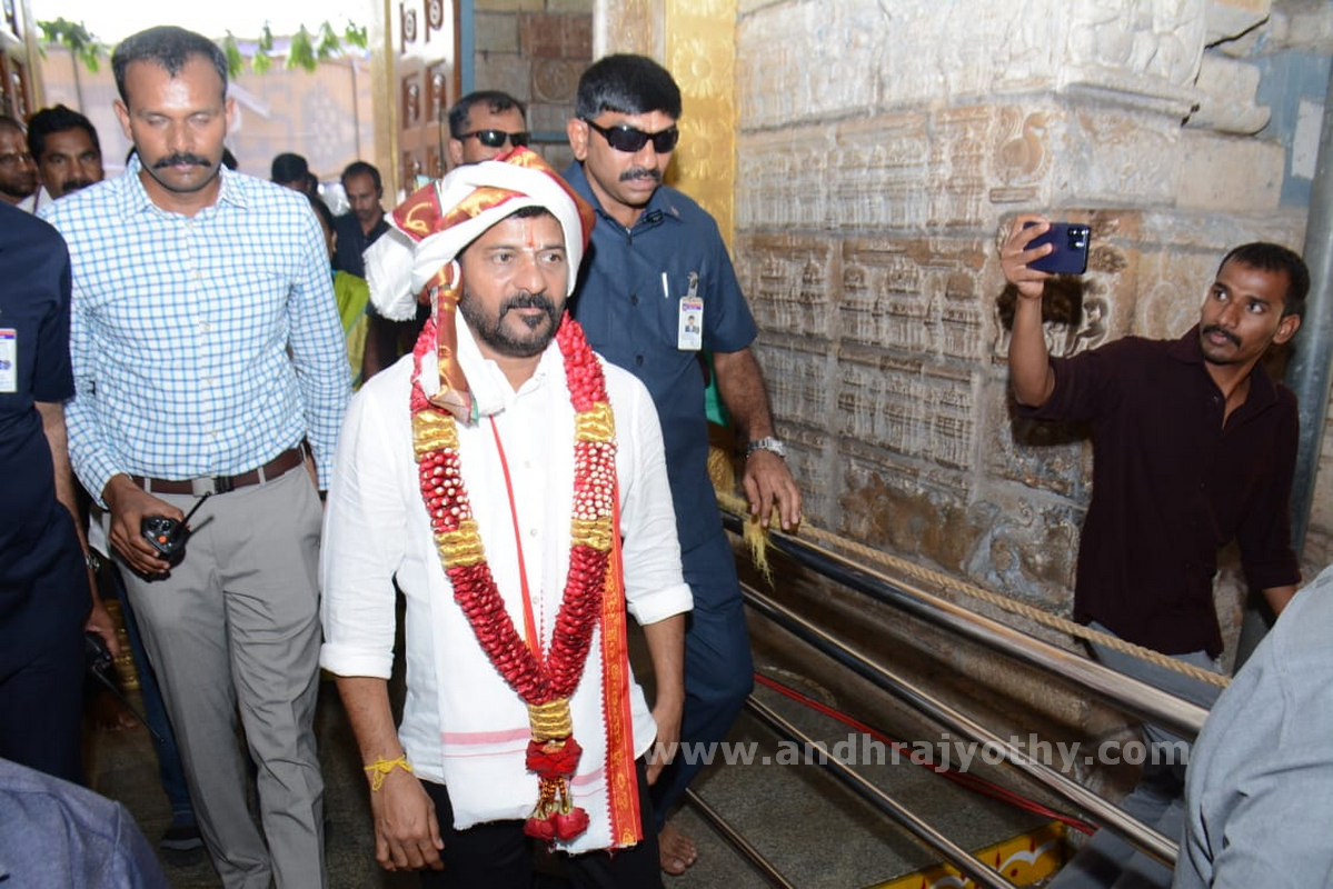 యాదాద్రి, భద్రాచలంలో సీఎం పూజలు  