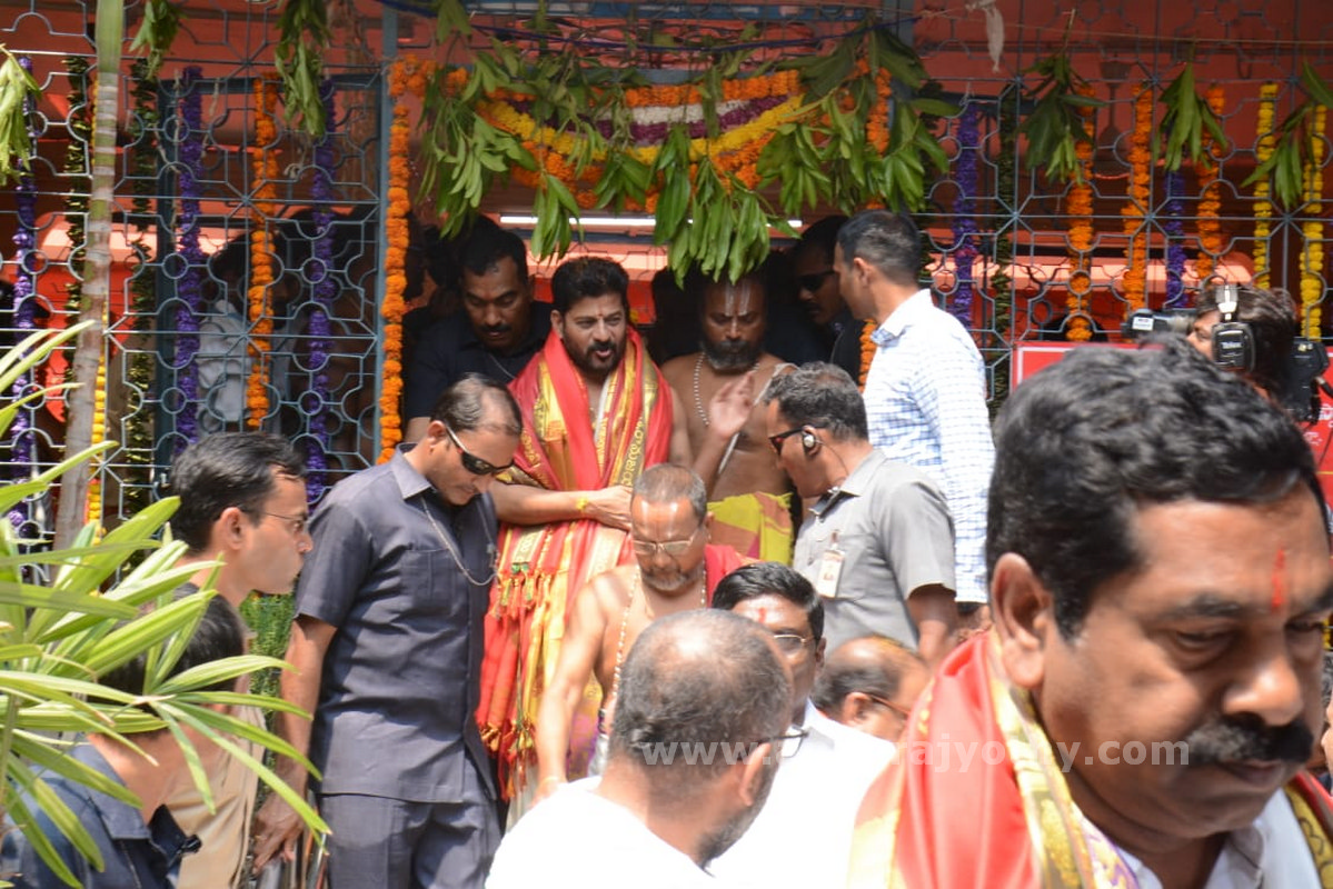 యాదాద్రి, భద్రాచలంలో సీఎం పూజలు  