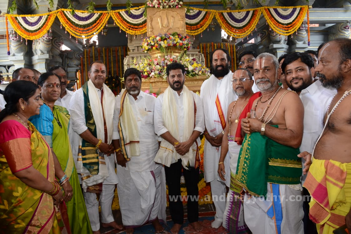 యాదాద్రి, భద్రాచలంలో సీఎం పూజలు  