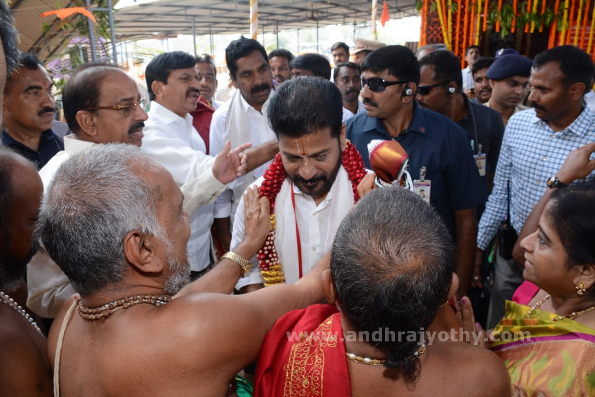 యాదాద్రి, భద్రాచలంలో సీఎం పూజలు  