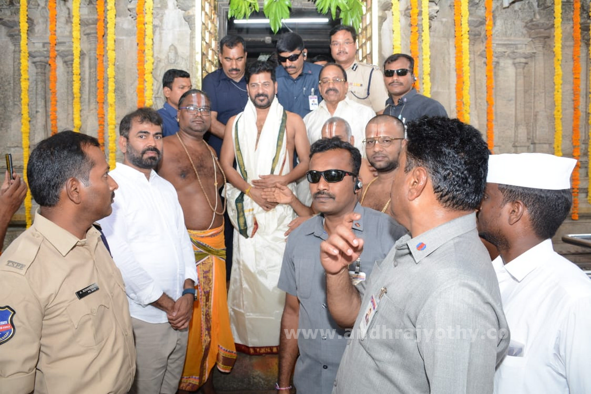 యాదాద్రి, భద్రాచలంలో సీఎం పూజలు  