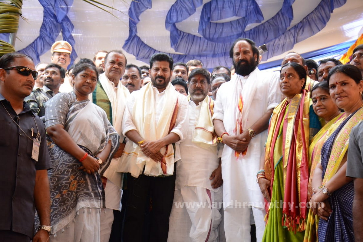 యాదాద్రి, భద్రాచలంలో సీఎం పూజలు  