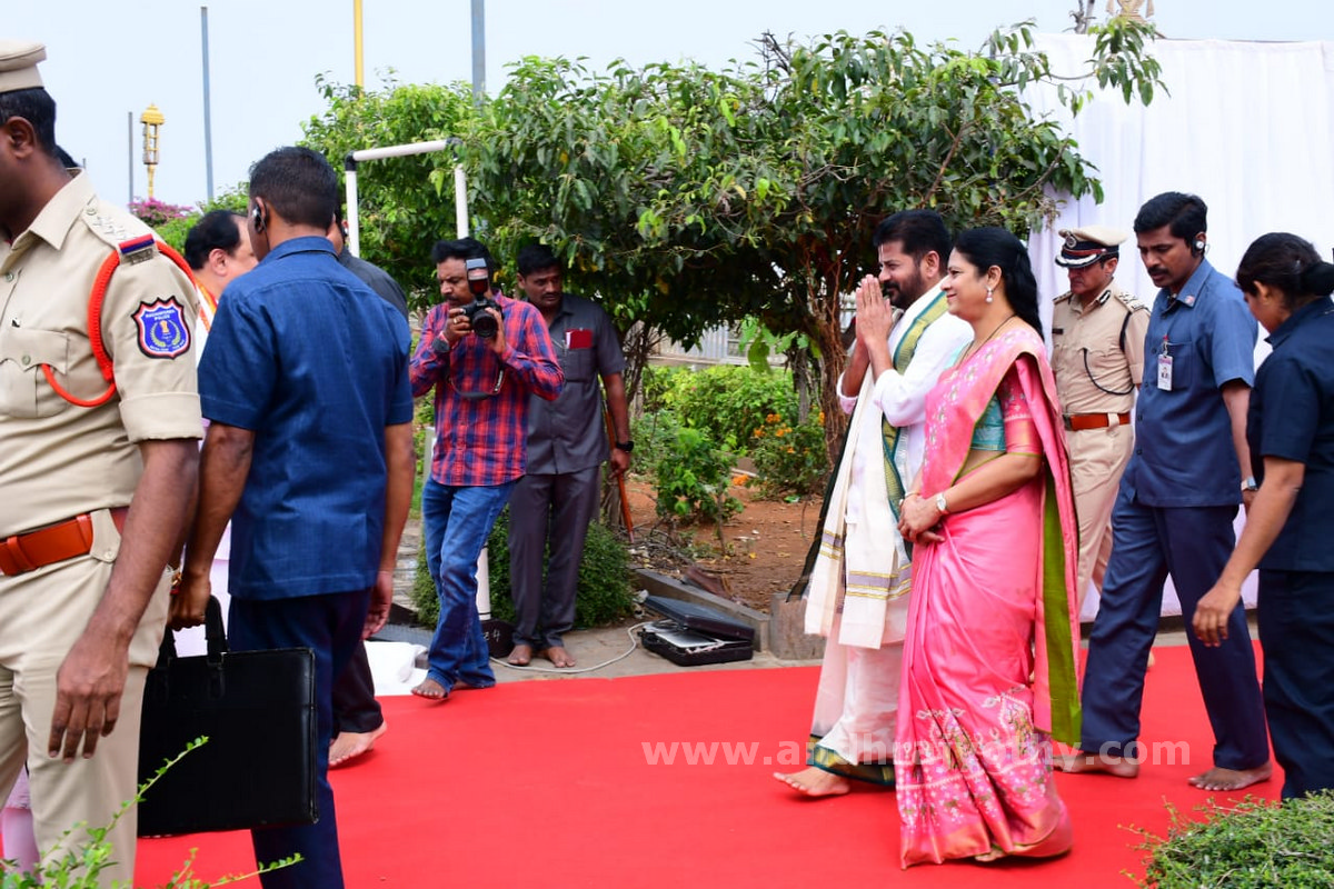 యాదాద్రి, భద్రాచలంలో సీఎం పూజలు  