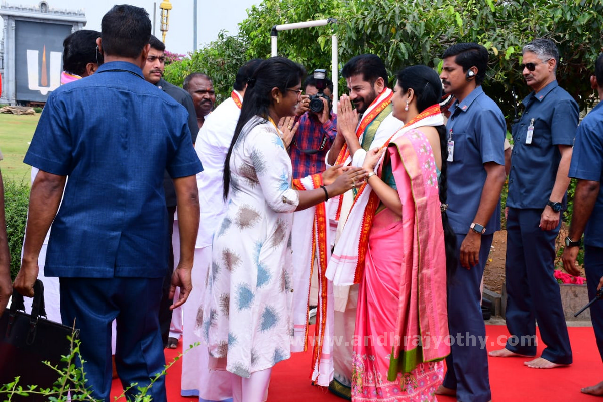 యాదాద్రి, భద్రాచలంలో సీఎం పూజలు  
