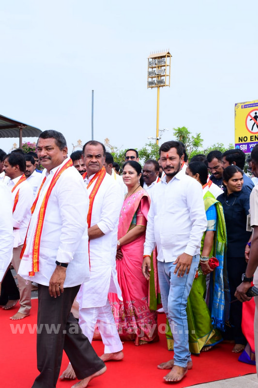 యాదాద్రి, భద్రాచలంలో సీఎం పూజలు  