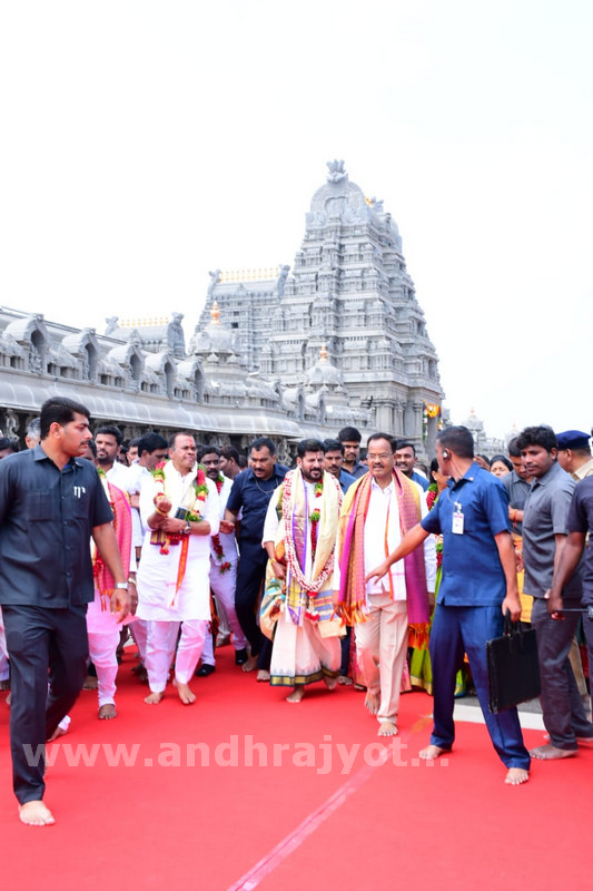 యాదాద్రి, భద్రాచలంలో సీఎం పూజలు  