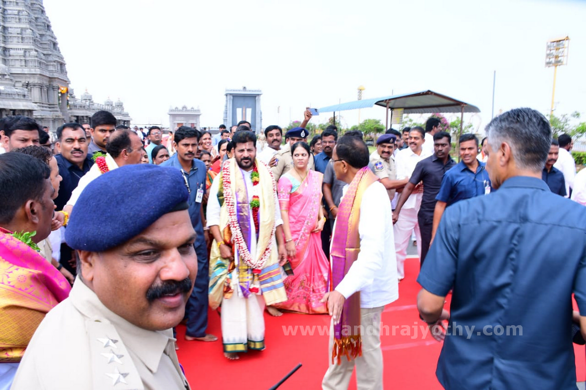 యాదాద్రి, భద్రాచలంలో సీఎం పూజలు  