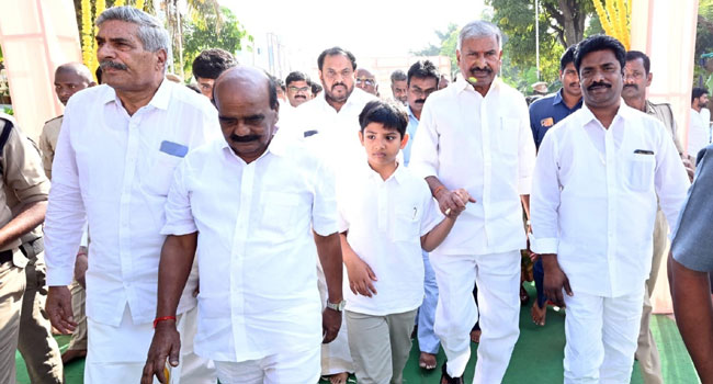 Peddireddy: ప్రభుత్వ అధికారిక కార్యక్రమాల్లో పెద్దిరెడ్డి మనవడి హంగామా..