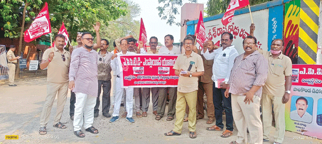   డ్రైవర్‌ కుటుంబాన్ని ఆదుకోవాలి