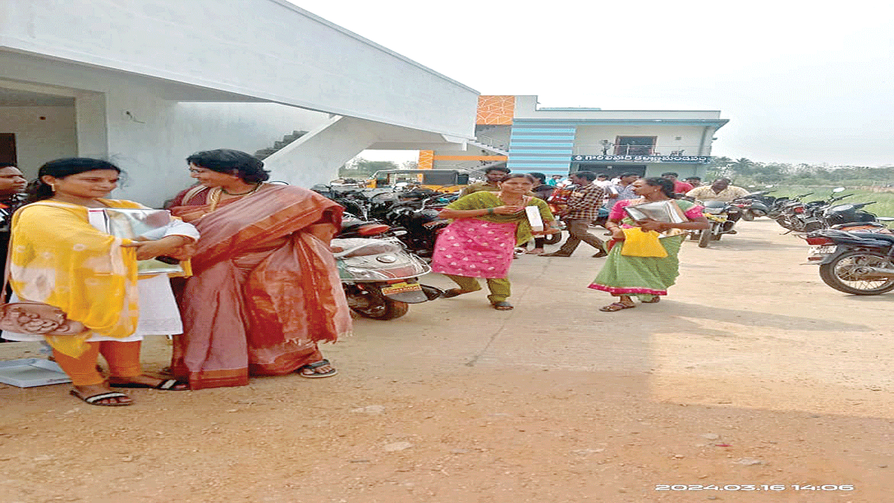  వలంటీర్లకు తాయిలాలు