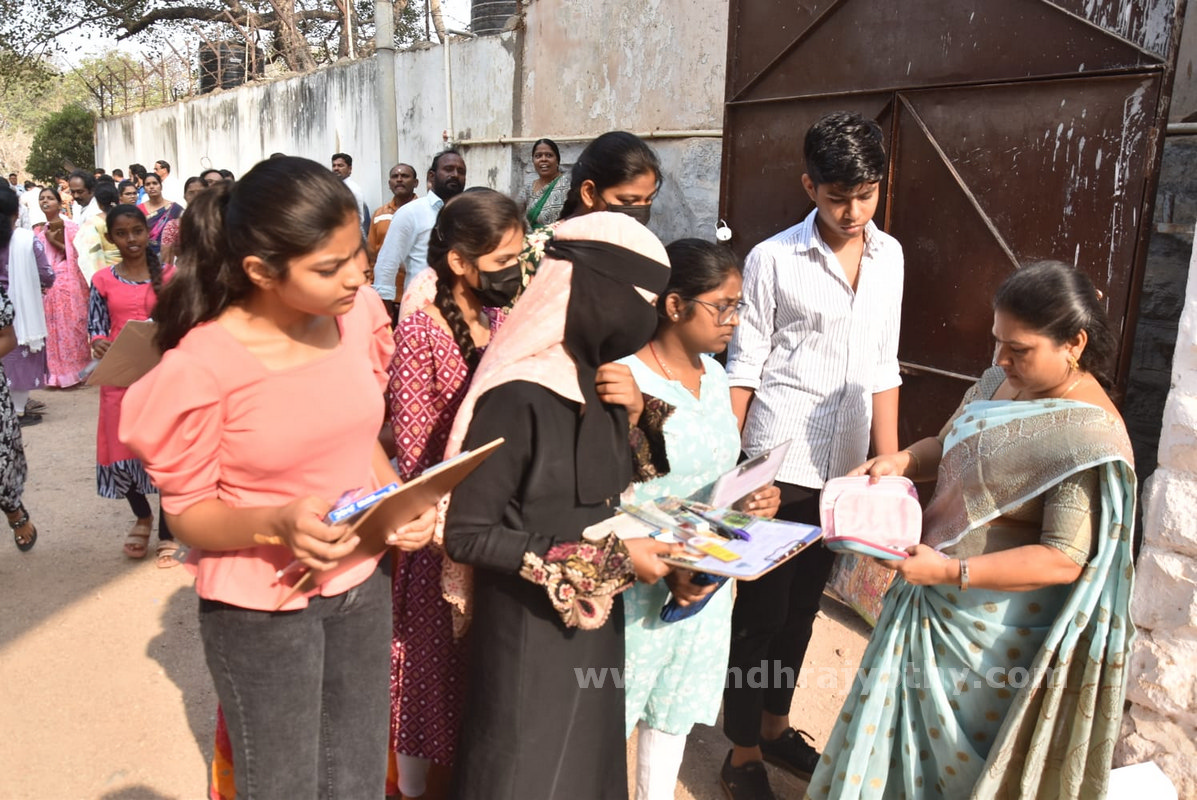  పది పరీక్షలు షురూ..