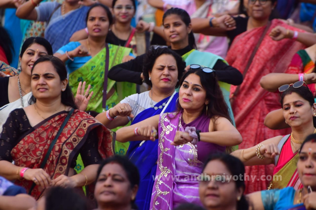 శారీ రన్‌.. అదిరెన్‌!