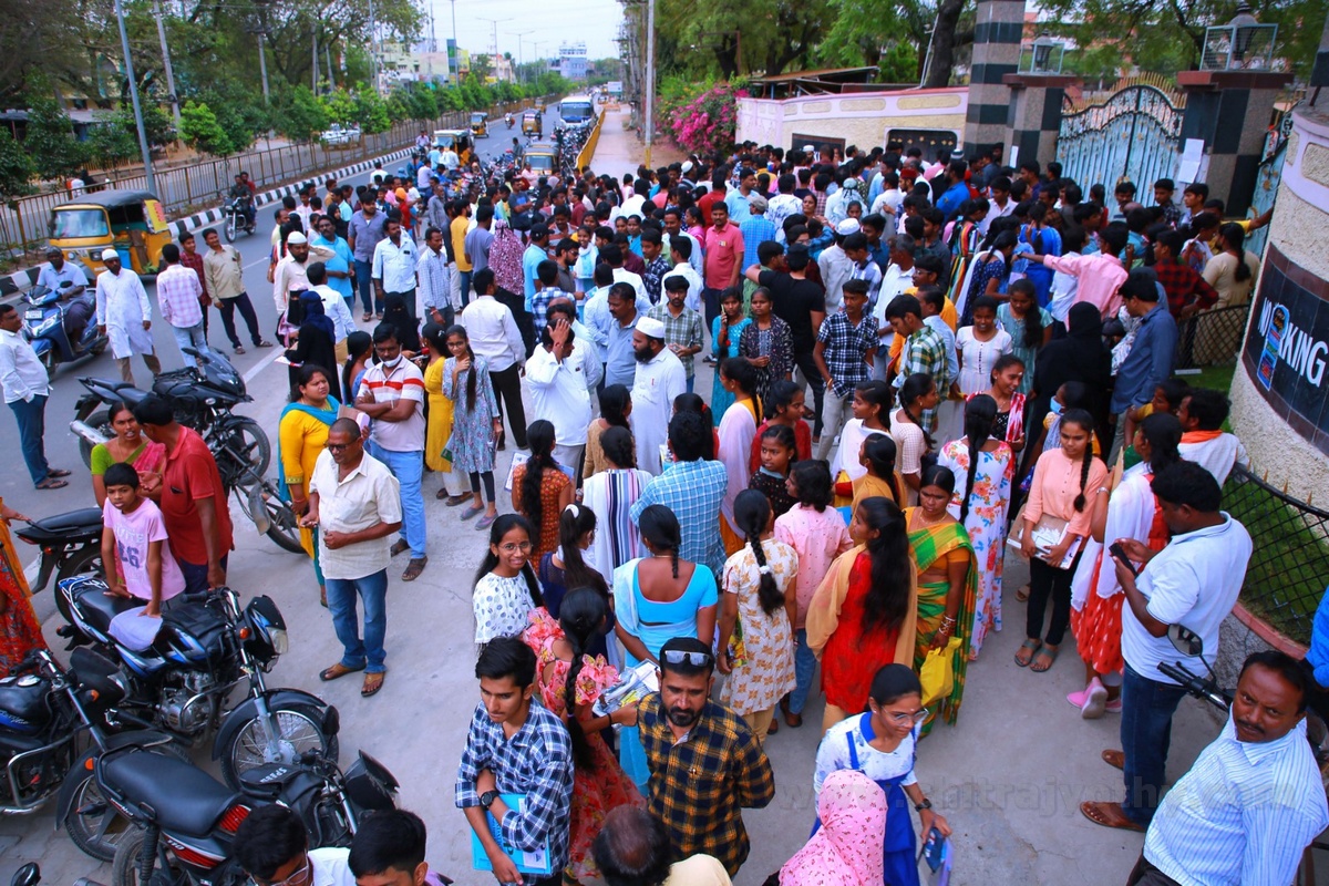 రంగారెడ్డి జిల్లా మొయినాబాద్ మండల జిల్లా పరిషత్ ఉన్నత పాఠశాలలో పరీక్షలకు వెళ్తున్న 10వ తరగతి విద్యార్థులు