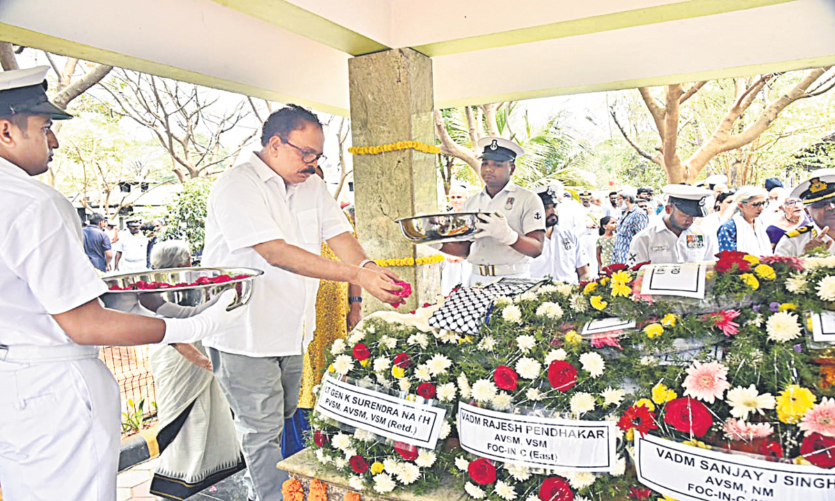 నేవీ మాజీ చీఫ్‌ రాందాస్‌కు సైనిక లాంఛనాలతో అంత్యక్రియలు