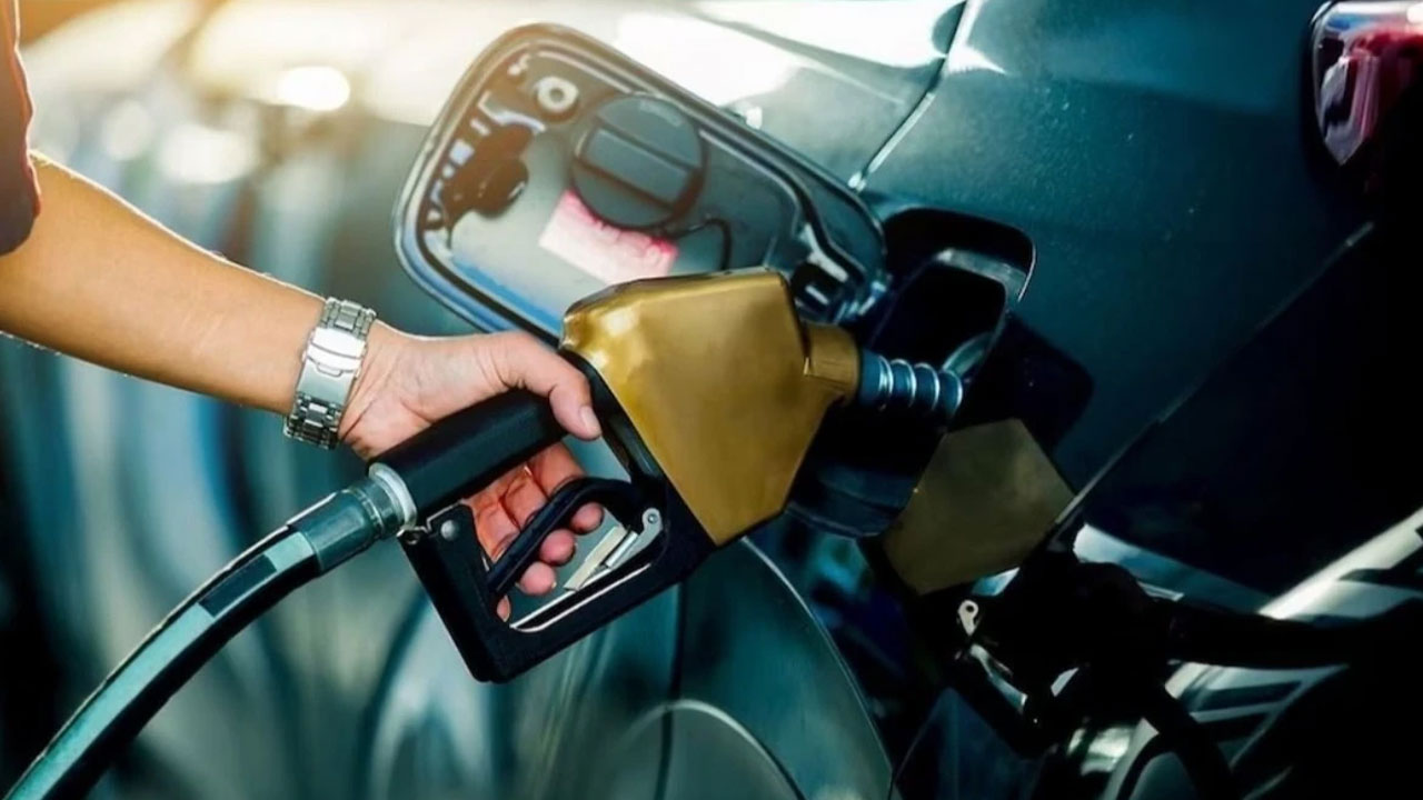 Petrol Prices: వాహనదారులకు గుడ్ న్యూస్.. పెట్రోల్, డీజిల్ ధరలు తగ్గింపు..