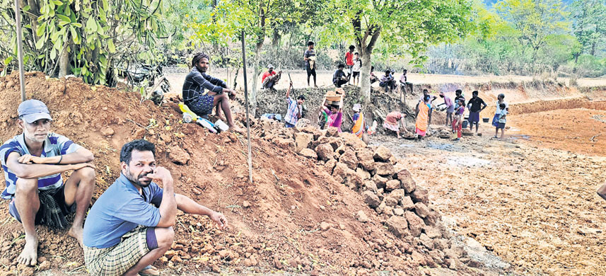 మండుటెండలో అవస్థలు