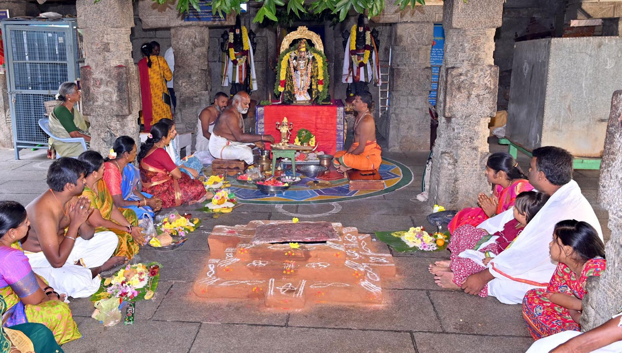 కాణిపాకంలో సత్యనారాయణస్వామి వ్రతం 