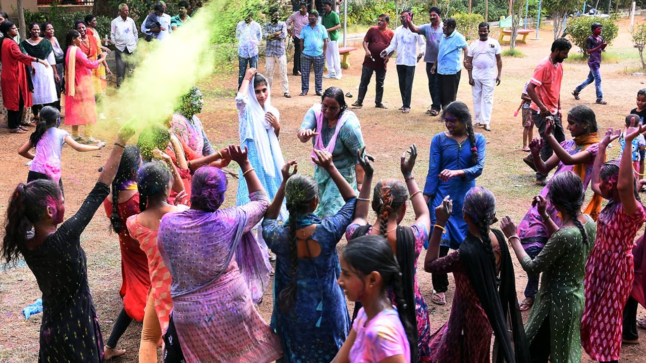  Holi celebrations  at Vanaparthi    :  వనపర్తి జిల్లా కేంద్రంలో  హోలీ సంబరాలు 