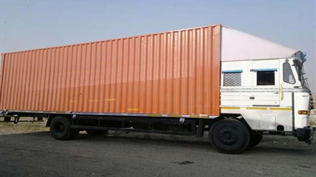 Container lorry: అర్ధరాత్రి కంటైనర్‌ లారీ ఆకస్మిక తనిఖీ.. కరెన్సీ నోట్ల కట్టలు స్వాధీనం?