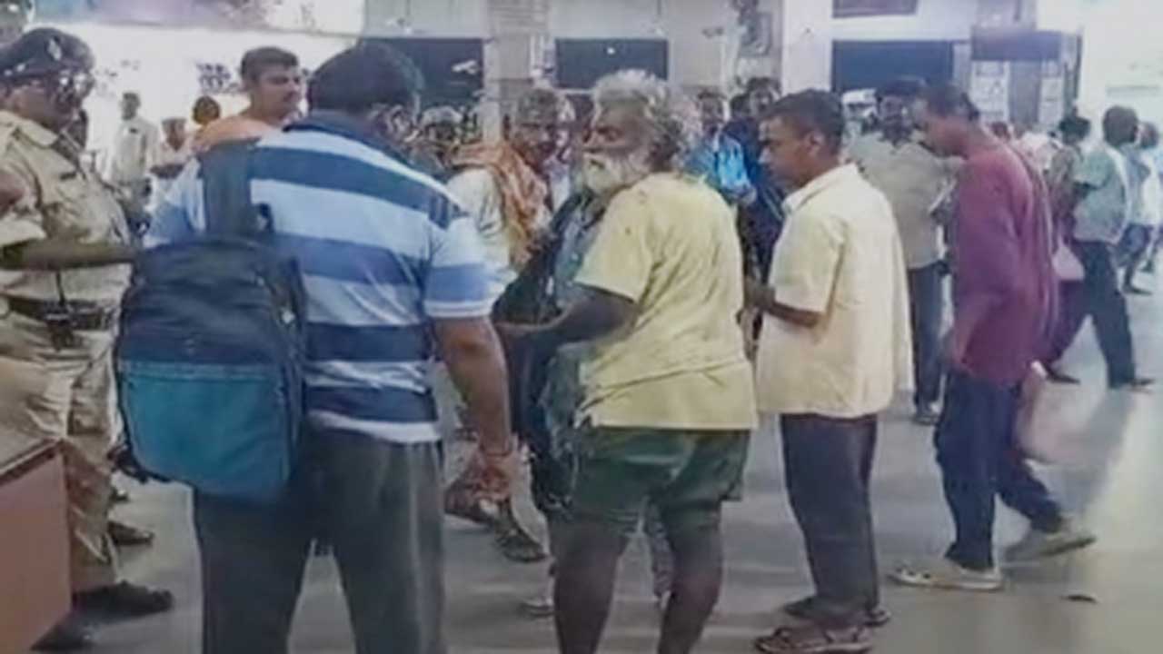  Crime: విజయవాడ బస్‌స్టేషన్‌లో యాచకులు, బ్లేడ్ బ్యాచ్ వీరంగం 