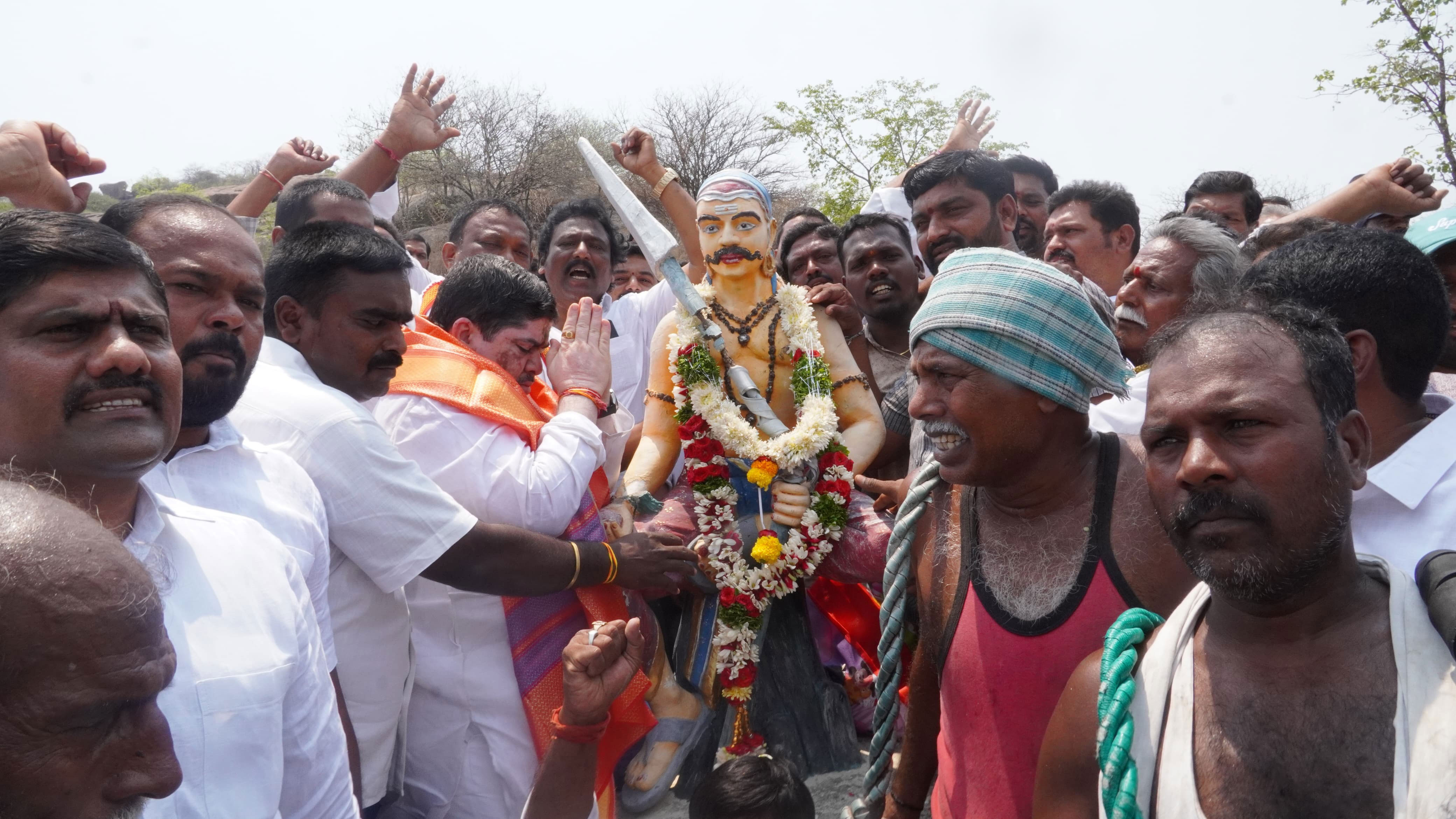 సర్వాయి పాపన్న గుట్టలను పర్యాటక కేంద్రంగా తీర్చిదిద్దుతాం 