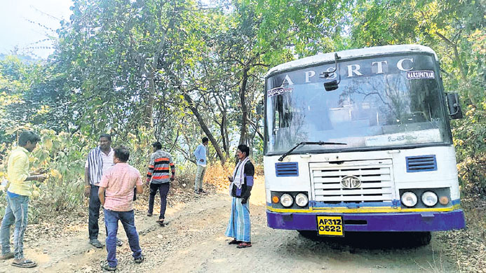 మొరాయించిన ఆర్టీసీ బస్సులు