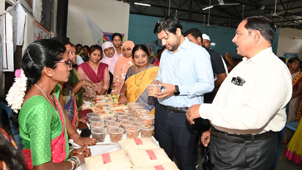 Kumaram Bheem Asifabad:  పిల్లల్లో పోషణ లోపాన్ని పూర్తిగా అరికట్టాలి