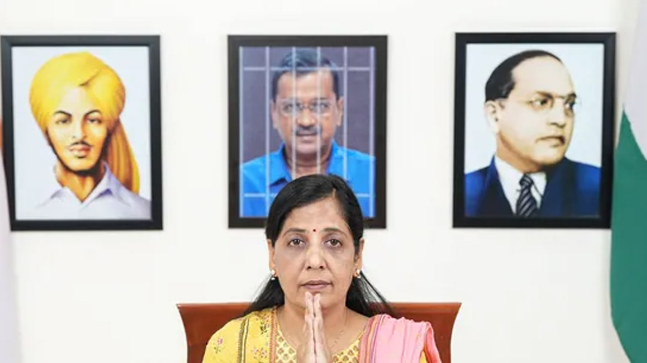 Kejriwal Photo row: కేజ్రీవాల్ చిత్రపటంపై భగత్ సింగ్ మనుమడు అభ్యంతరం.. తప్పేంటని ప్రశ్నించిన 'ఆప్'