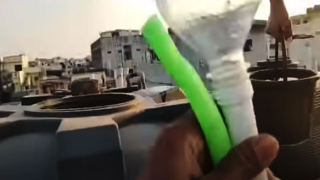 Viral Video: ఈ వ్యక్తి ఇంజినీర్‌కు ఏమీ తగ్గడుగా.. .. చిన్న టెక్నిక్‌తో ట్యాంక్‌ని ఎలా శుభ్రం చేస్తున్నాడో చూడండి.. 