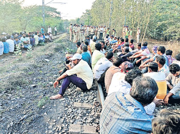 గంగవరం పోర్టు కార్మికుల ఆందోళన