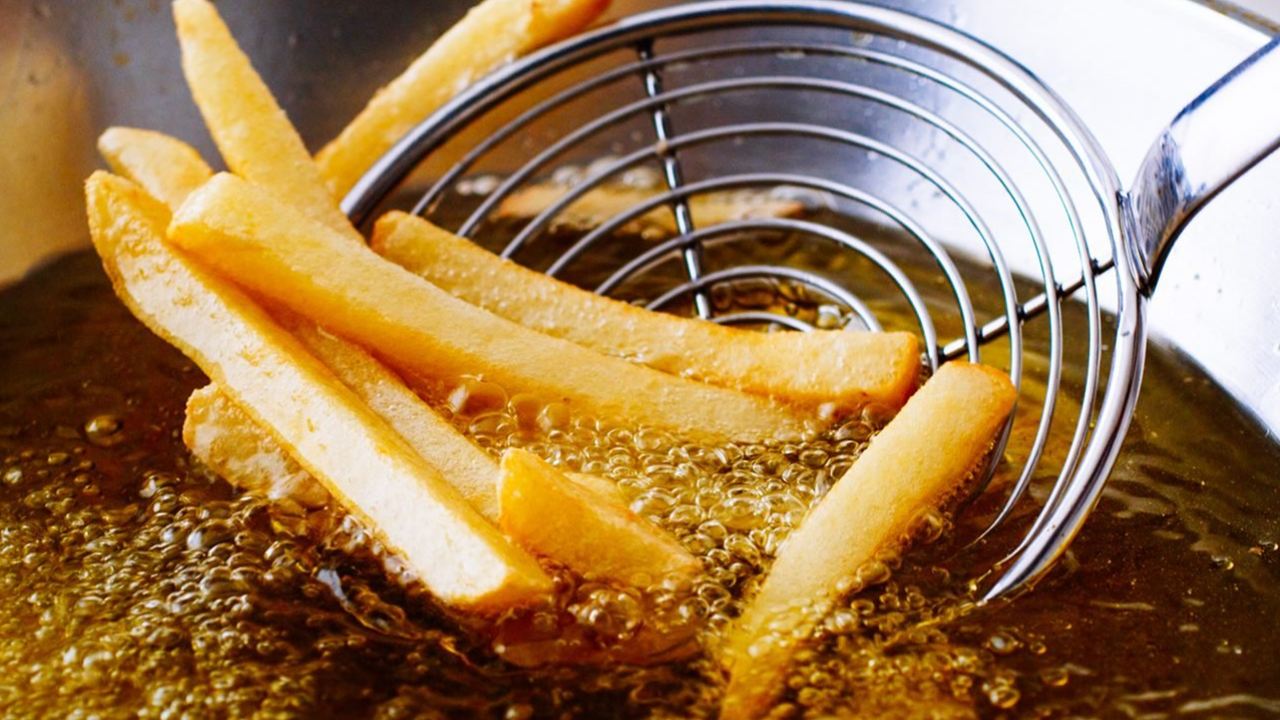 Deep Fried Foods: మరగకాగిన నూనెలతో చేసిన వేపుళ్లు తెగ తింటే.. రిస్క్‌లో పడ్డట్టే!