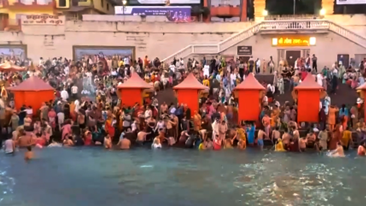  Video: బైశాఖీ సందర్భంగా గంగా నదికి పోటెత్తిన భక్తులు