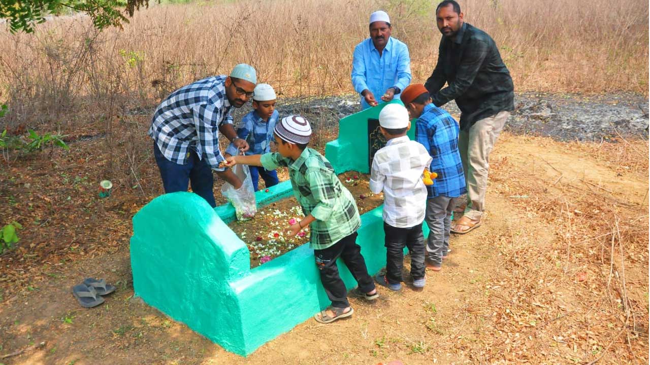 భూపాలపల్లి ఈద్గా మైదానంలో ముస్లింల ప్రత్యేక ప్రార్థనల దృష్యాలు..