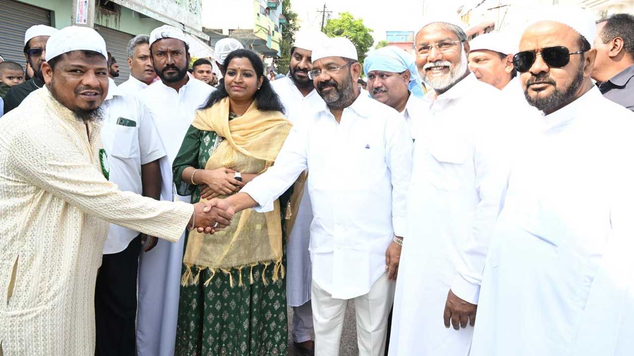  భూపాలపల్లి ఈద్గా మైదానంలో ముస్లింల ప్రత్యేక ప్రార్థనల దృష్యాలు..