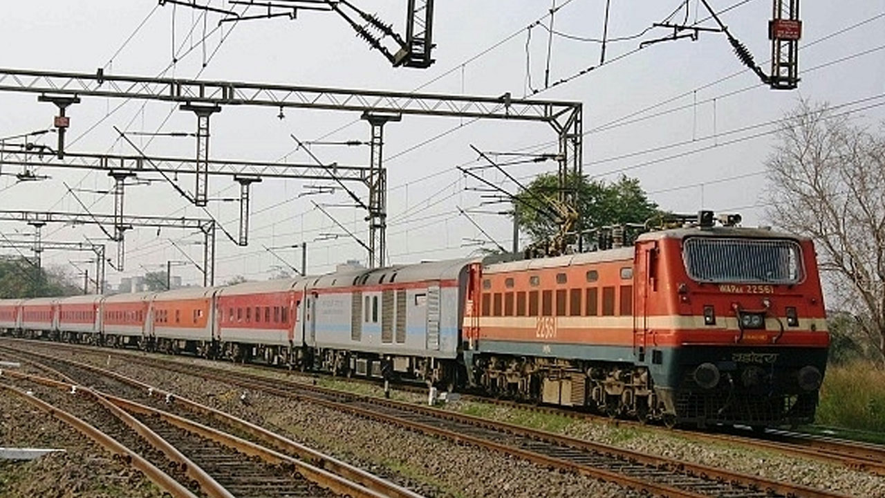 Indian Railways: ప్రయాణికులకు అలర్ట్.. ఆ రూట్లలో ప్రత్యేక రైళ్లు..