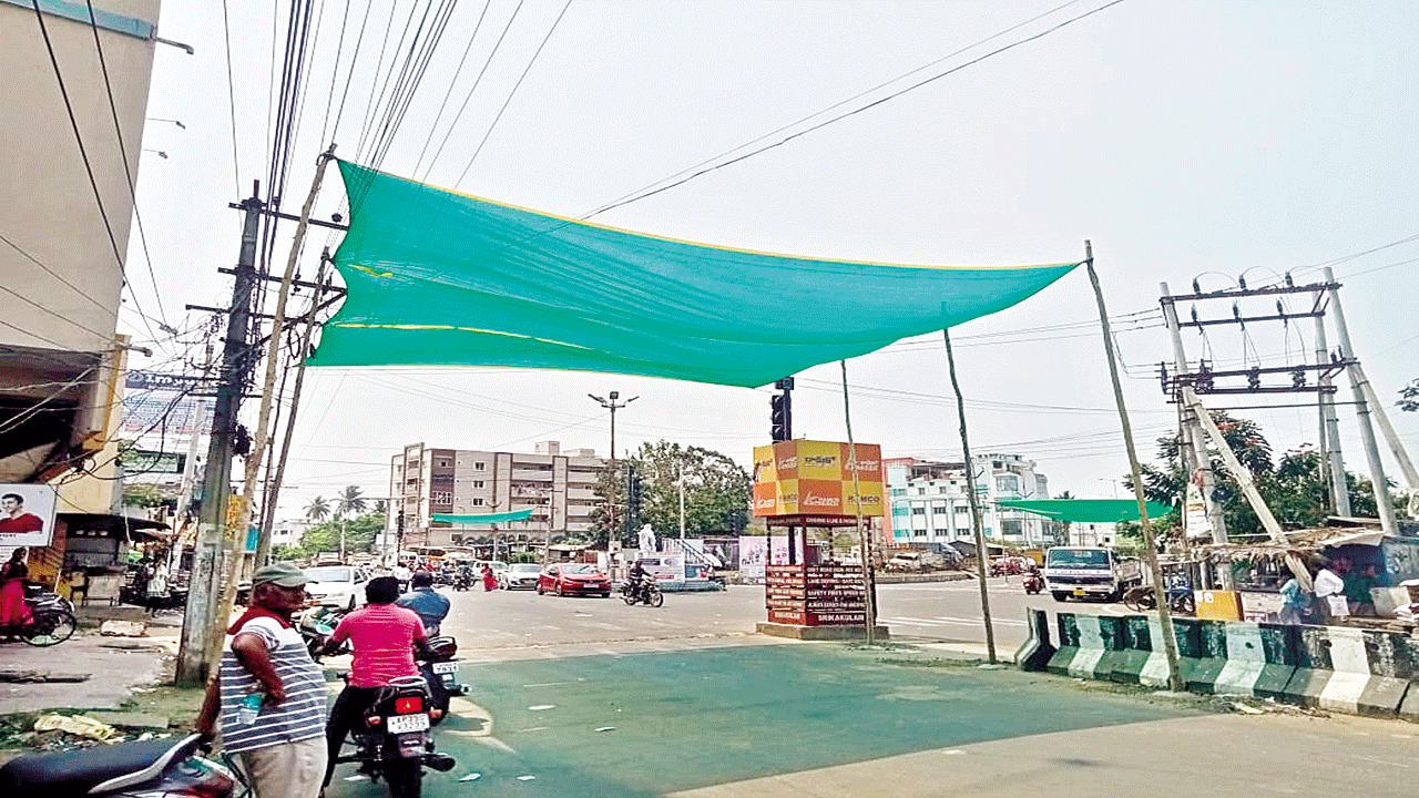 సిగ్నల్‌ పాయింట్ల వద్ద గ్రీన్‌ షేడ్‌ నెట్‌ ఏర్పాటు