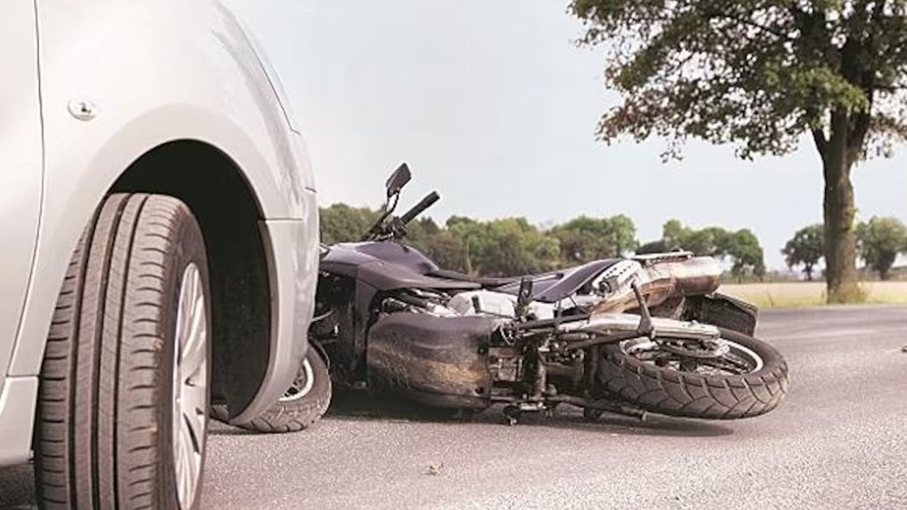 Road Accident: అనంతపురంలో దారుణం.. కారుతో ఢీకొని 18 కి.మీ. లాక్కెళ్లిన డ్రైవర్