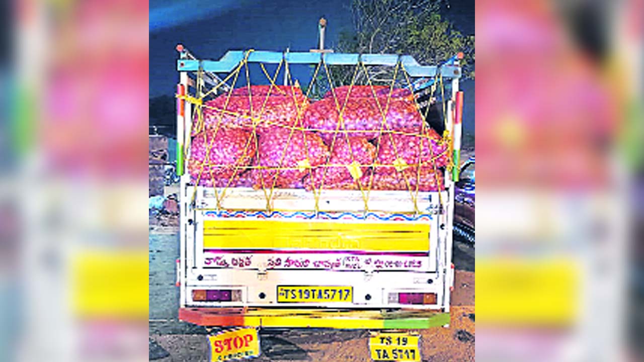 Hyderabad: ఆహా.. ఏం ఐడియా గురూ.. ఉల్లిపాయల బస్తాల మాటున నిషేధిత విత్తనాల రవాణా