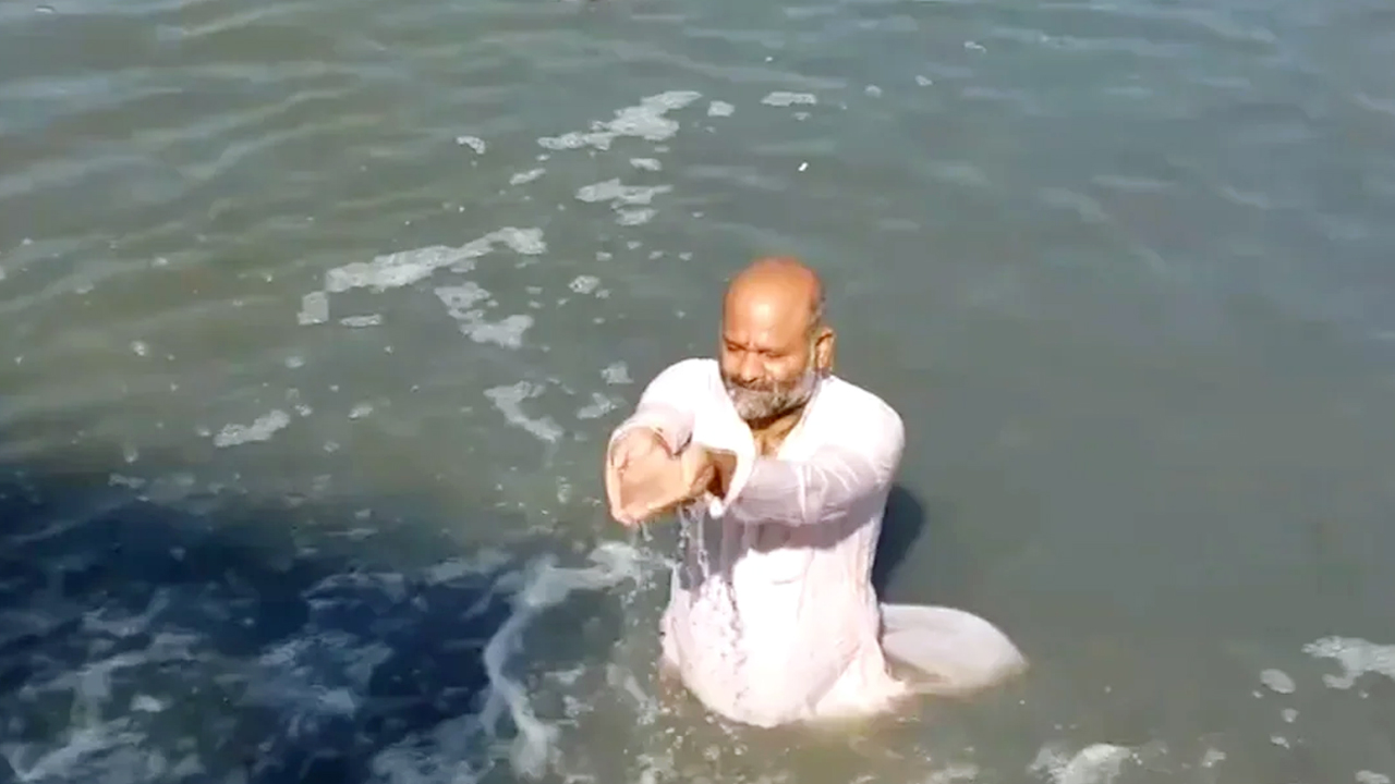 Congress: మురుగు నదిలో స్నానం చేసిన ఎంపీ అభ్యర్థి.. పెద్ద కారణమే 