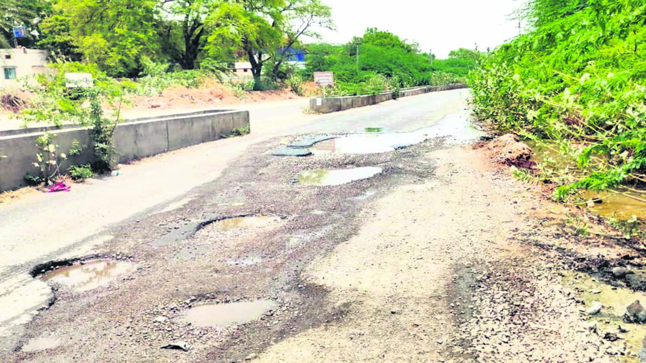 ROAD : నడిరోడ్డులో గుంతలు 