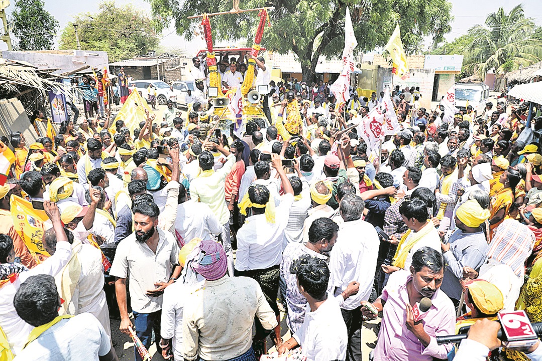 AMILINENI CAMPAIN: చీకటి రాజ్యం నుంచి వెలుగులోకి రావాలి