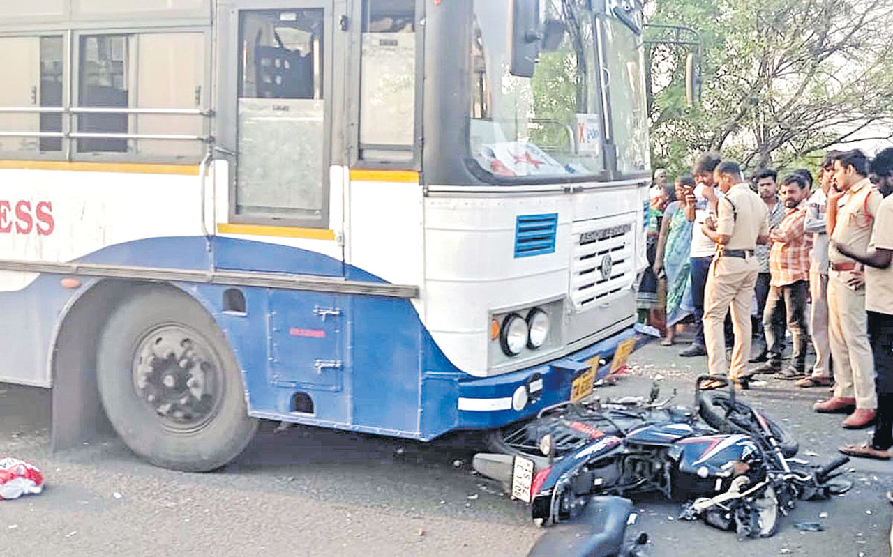 బైక్‌ను ఢీకొన్న బస్సు.. ఒకరు మృతి