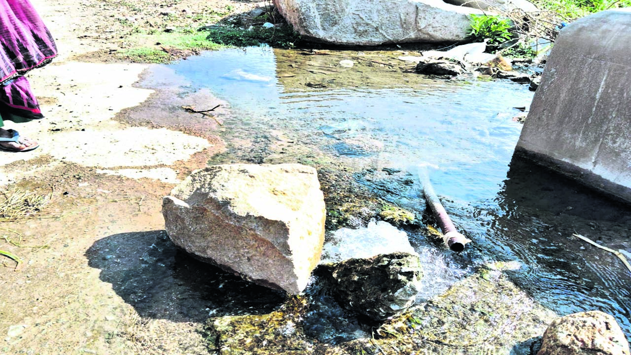 WATER : తాగునీటి పైప్‌లైన పగిలి నీరు వృథా