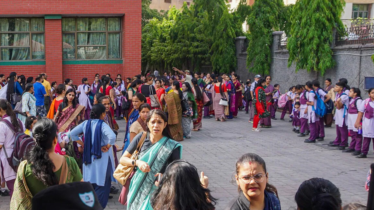 Delhi : స్కూళ్లకు బాంబు బెదిరింపులు!