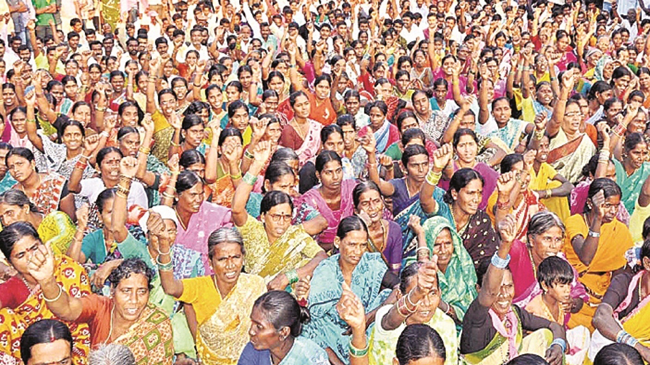 WOMEN VOTERS : మహిళలే ఎక్కువ..!  