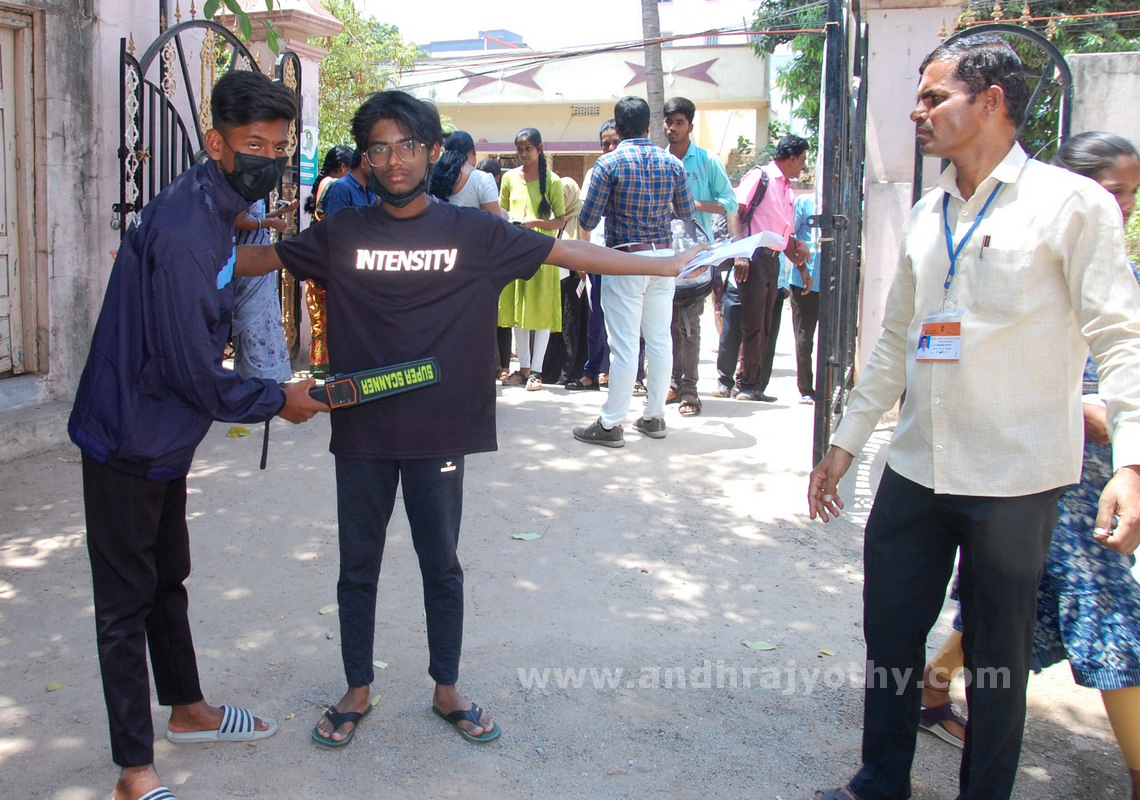 ‘నీట్‌’ కష్టాలు 