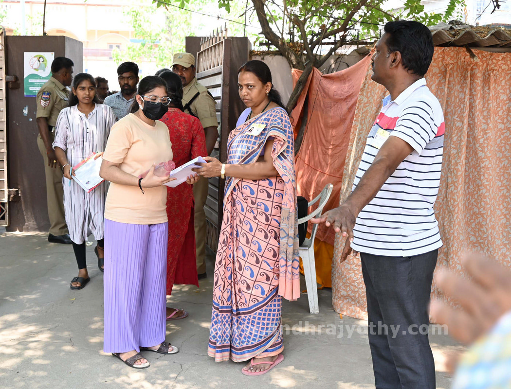 ‘నీట్‌’ కష్టాలు 